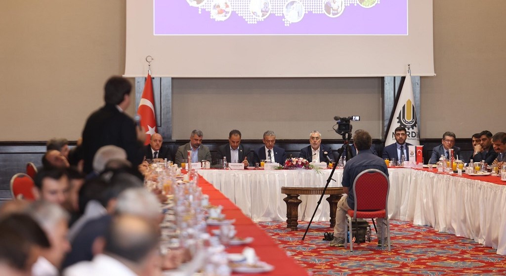 Çalışma ve Sosyal Güvenlik Bakanı Vedat Işıkhan, çeşitli temaslarda bulunmak ve “Mardin İş Dünyası İstişare Toplantısı”na katılmak üzere Mardin’e gitti.