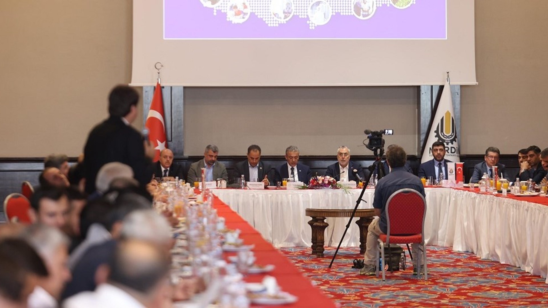 Çalışma ve Sosyal Güvenlik Bakanı Vedat Işıkhan, çeşitli temaslarda bulunmak ve “Mardin İş Dünyası İstişare Toplantısı”na katılmak üzere Mardin’e gitti.