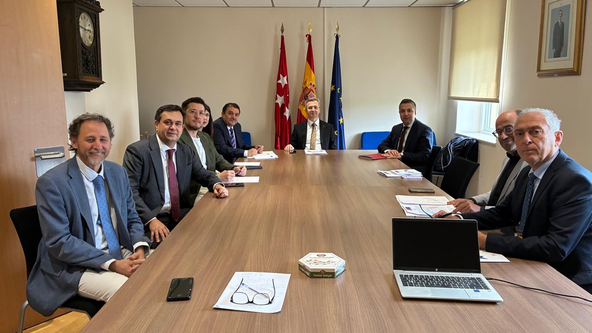 Başkanımız Bekir Aktürk’ün başkanlık ettiği heyet tarafından 8 Mayıs 2025 tarihinde İspanya İş ve Sosyal Güvenlik Teftiş Kurumunun Madrid Ofisi ziyaret edilerek ülkedeki teftiş uygulamaları yerinde incelendi.