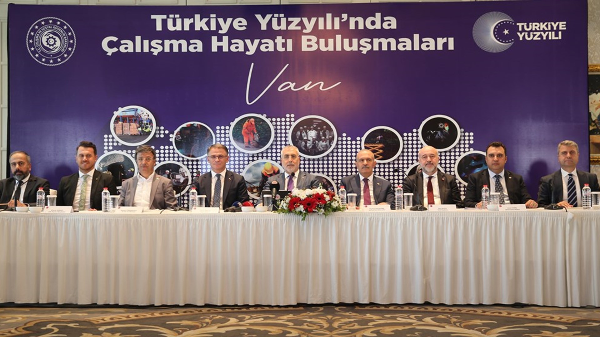 Çalışma ve Sosyal Güvenlik Bakanı Prof. Dr. Vedat Işıkhan, çeşitli ziyaretlerde bulunmak ve programlara katılmak üzere Van’a gitti.