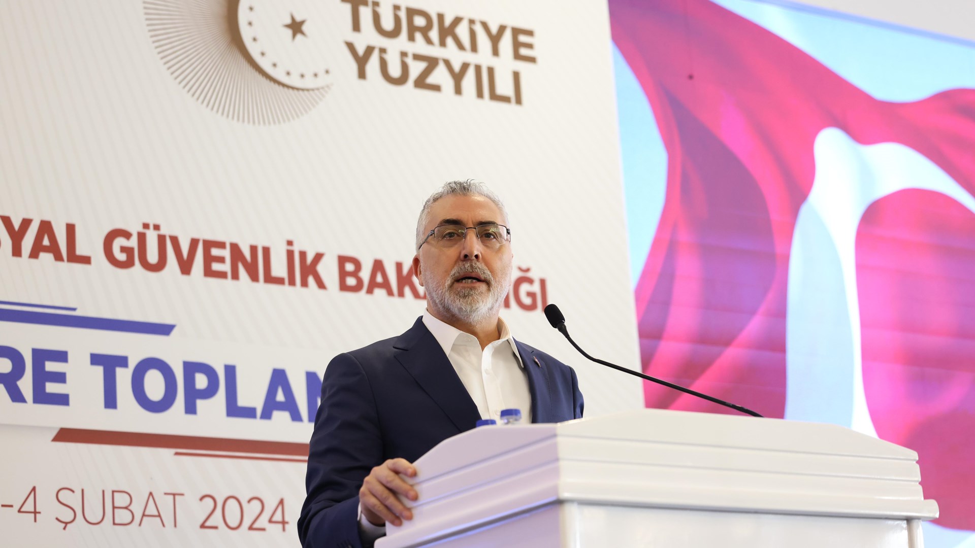 Çalışma ve Sosyal Güvenlik Bakanı Prof. Dr. Vedat Işıkhan, 81 ildeki İŞKUR ve SGK İl Müdürlerinin katıldığı İstişare Toplantısı’na katılmak ve çeşitli ziyaretlerde bulunmak üzere Antalya’ya gitti.