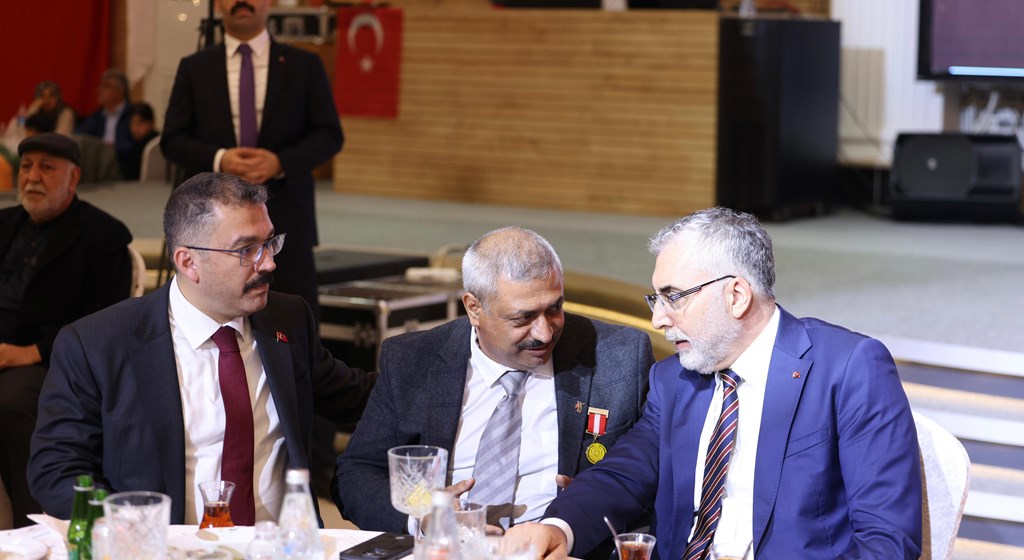 Çalışma ve Sosyal Güvenlik Bakanı Prof. Dr. Vedat Işıkhan, çeşitli temaslarda bulunmak ve programlara katılmak üzere Iğdır’a gitti.