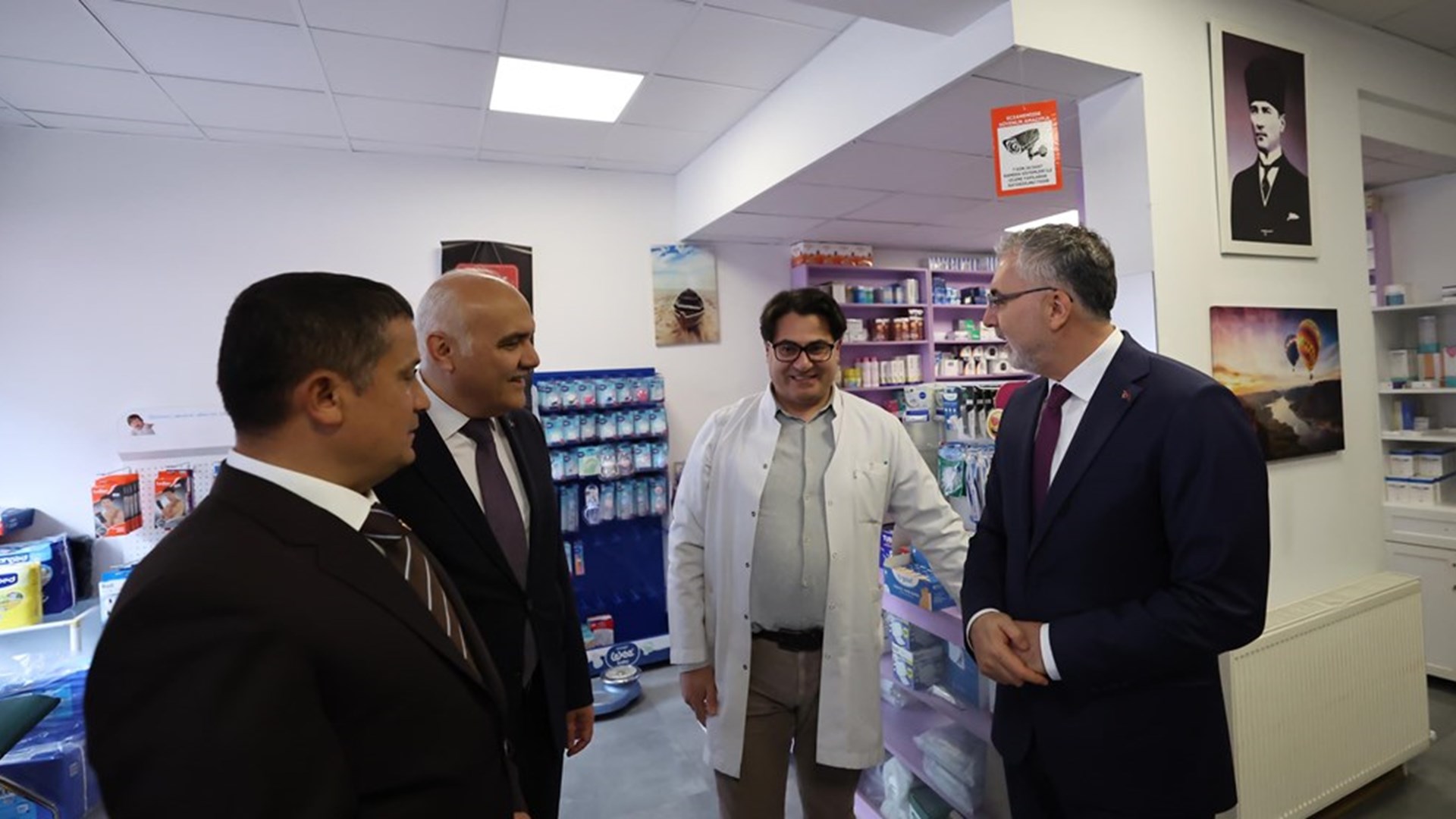 Çalışma ve Sosyal Güvenlik Bakanı Prof. Dr. Vedat Işıkhan, Kızılcahamam Belediye Başkanı Süleyman Acar’a hayırlı olsun ziyaretinde bulundu.