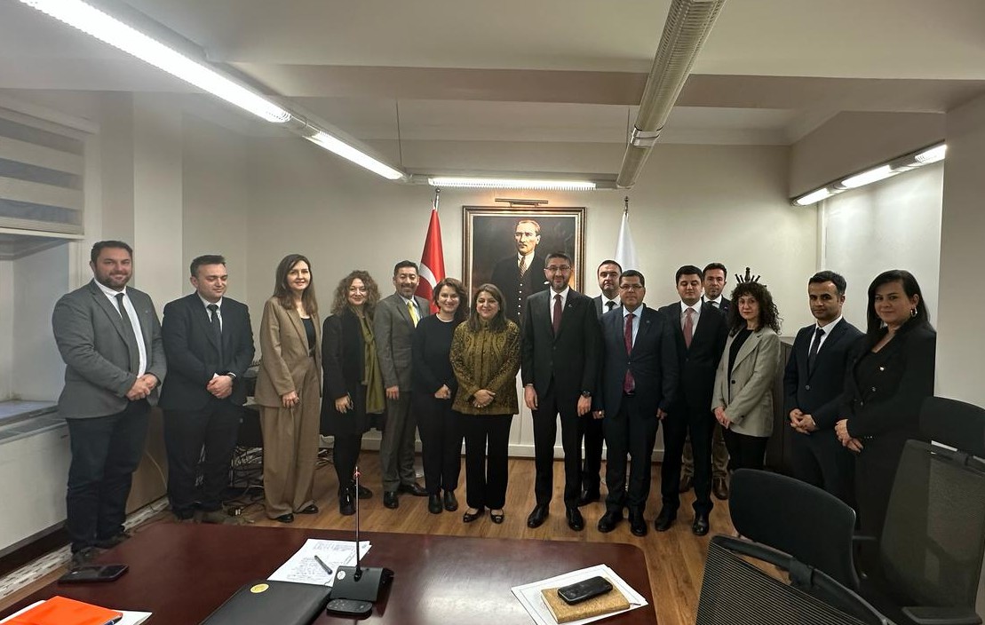 Bakanlığımız, Asya Kalkınma Bankası (AKB) yetkilileri ile 4 Mart 2025 tarihinde bir tanışma ve işbirliği toplantısına ev sahipliği yaptı. Ülkemiz, 1991 yılından bu yana "bölge dışı üye" statüsünde bulunduğu AKB'ye, 2024 yılı Aralık ayında Guvernörler Kurulu tarafından alınan kararla "bölgesel üye" olarak kabul edilmişti.