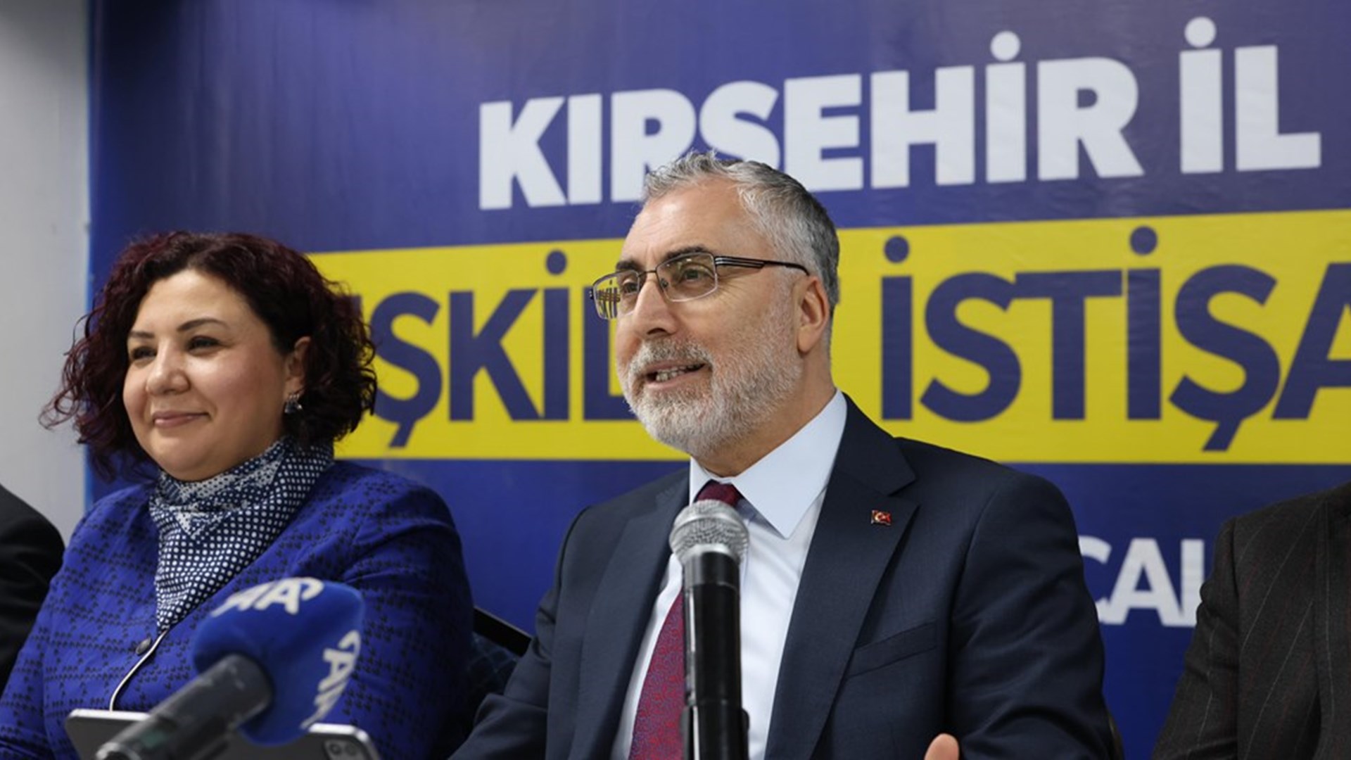 Çalışma ve Sosyal Güvenlik Bakanı Prof. Dr. Vedat Işıkhan, çeşitli temaslarda bulunmak ve programlara katılmak üzere Kırşehir’e gitti.