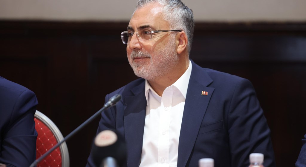 Çalışma ve Sosyal Güvenlik Bakanı Vedat Işıkhan, çeşitli temaslarda bulunmak ve “Mardin İş Dünyası İstişare Toplantısı”na katılmak üzere Mardin’e gitti.