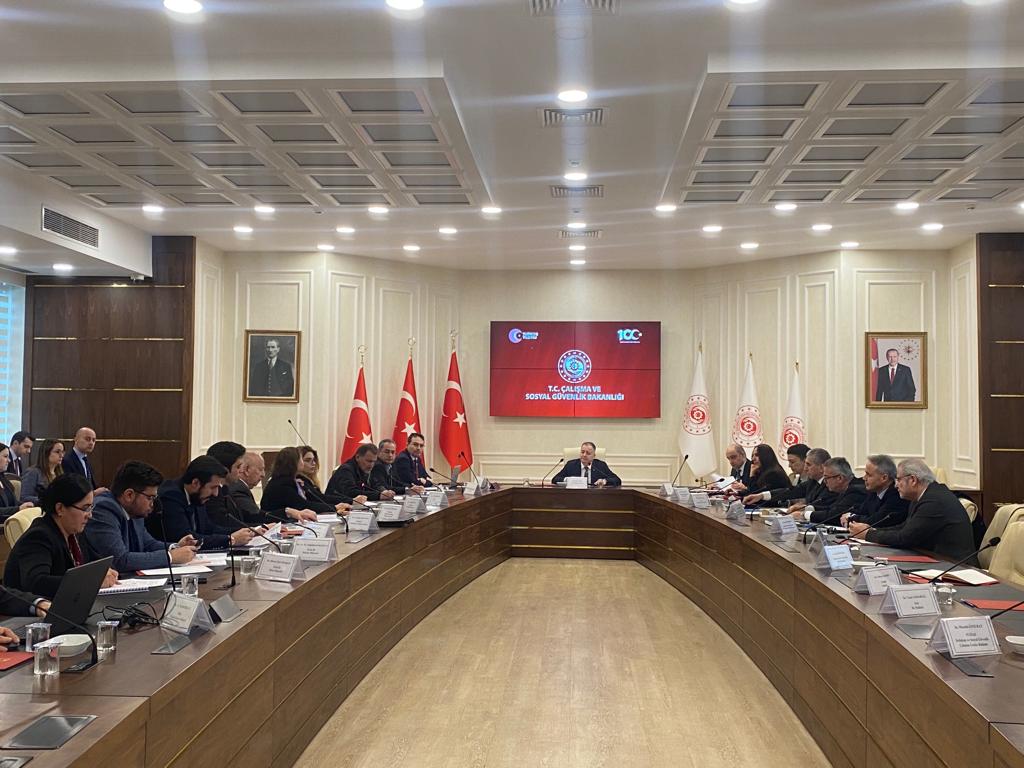 Üçlü Danışma Kurulu toplantısının ardından alınan kararlar doğrultusunda, İş Kanunu ve Sendikalar ve Toplu İş Sözleşmesi Kanunu çalışma grubu belirlenen gündem kapsamında ilgili birimler ve sosyal tarafların temsilcileriyle bir araya gelerek Bakanlık merkezinde ilk toplantısını gerçekleştirmiştir. Bu toplantıda, sosyal tarafların çalışma hayatıyla ilgili görüşleri ve önerileri ele alınmıştır. Sonrasında Deniz İş Kanunu ve Basın İş Kanunu çalışma grubu Bakanlık merkezinde toplanmıştır.