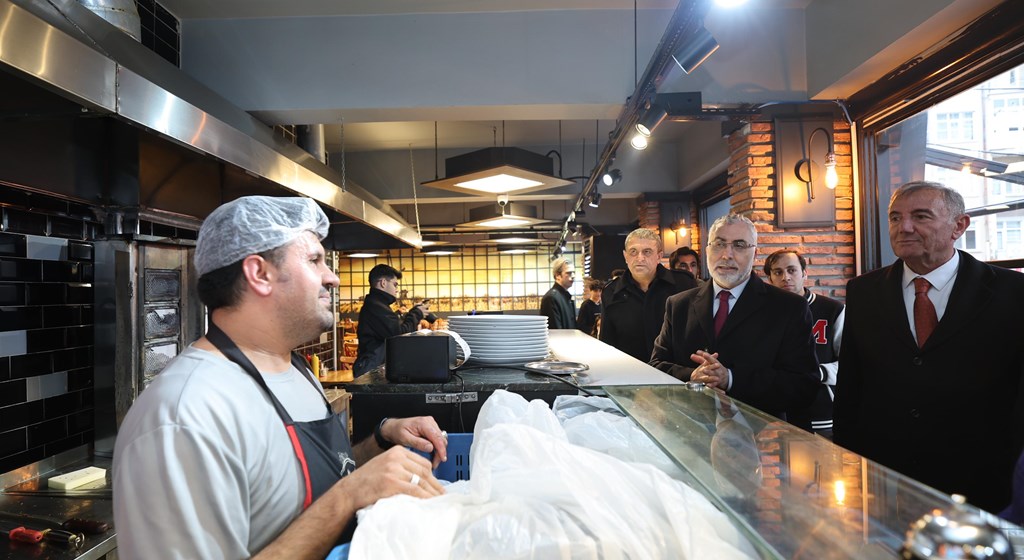 Çalışma ve Sosyal Güvenlik Bakanı Prof. Dr. Vedat Işıkhan, çeşitli temaslarda bulunmak ve programlara katılmak üzere Kırşehir’e gitti.