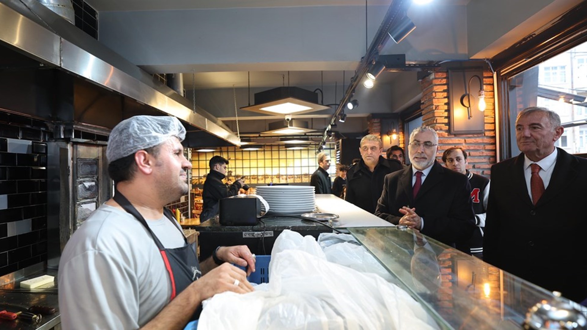 Çalışma ve Sosyal Güvenlik Bakanı Prof. Dr. Vedat Işıkhan, çeşitli temaslarda bulunmak ve programlara katılmak üzere Kırşehir’e gitti.