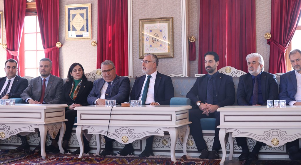 Çalışma ve Sosyal Güvenlik Bakanı Prof. Dr. Vedat Işıkhan, Manisa’da düzenlenen “İş-Pozitif Kadın İstihdamı Projesi Tanıtım Toplantısı” na iştirak etti.