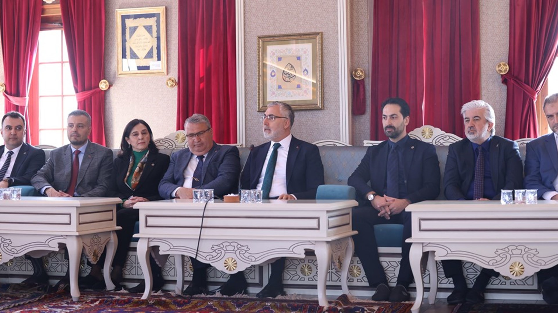 Çalışma ve Sosyal Güvenlik Bakanı Prof. Dr. Vedat Işıkhan, Manisa’da düzenlenen “İş-Pozitif Kadın İstihdamı Projesi Tanıtım Toplantısı” na iştirak etti.