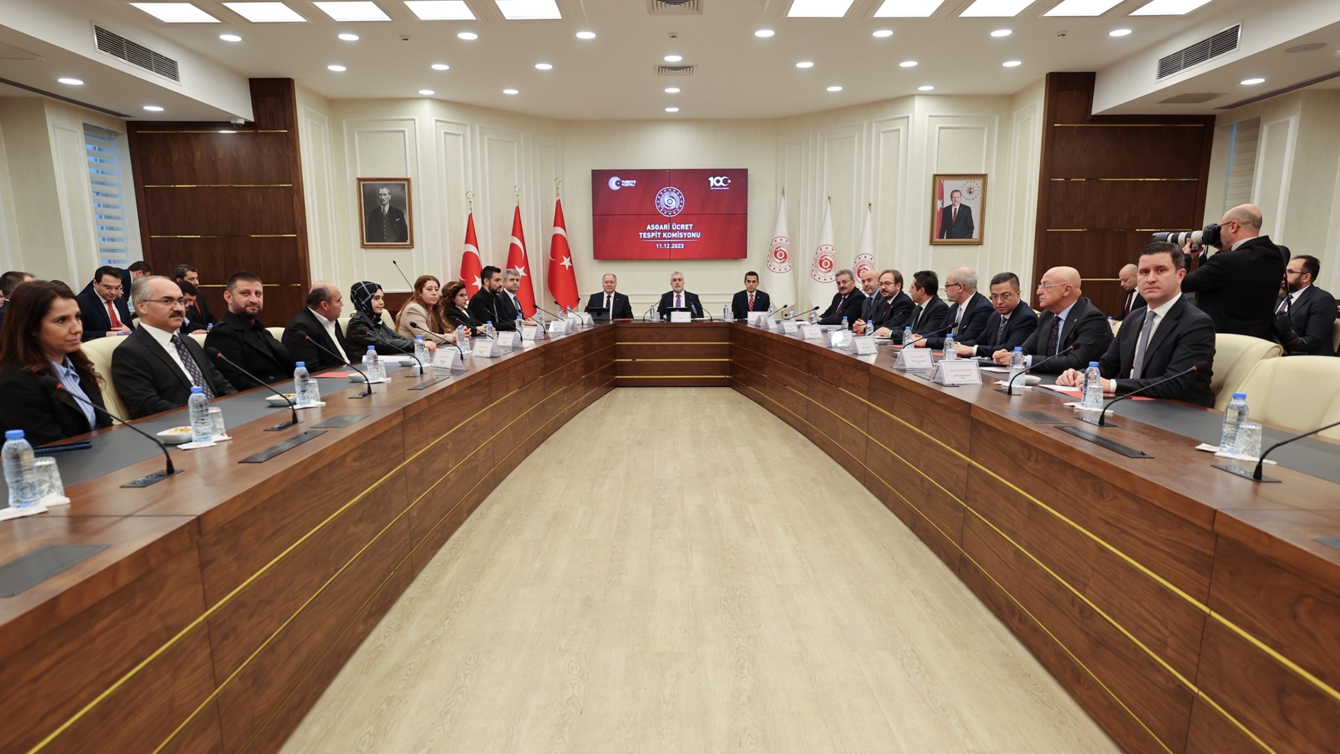 The Minimum Wage Determination Commission held its first meeting to determine the minimum wage increase for 2024, with the Minister of Labor and Social Security Prof. Dr. It was held on Monday, December 11, with the participation of Vedat Işıkhan.