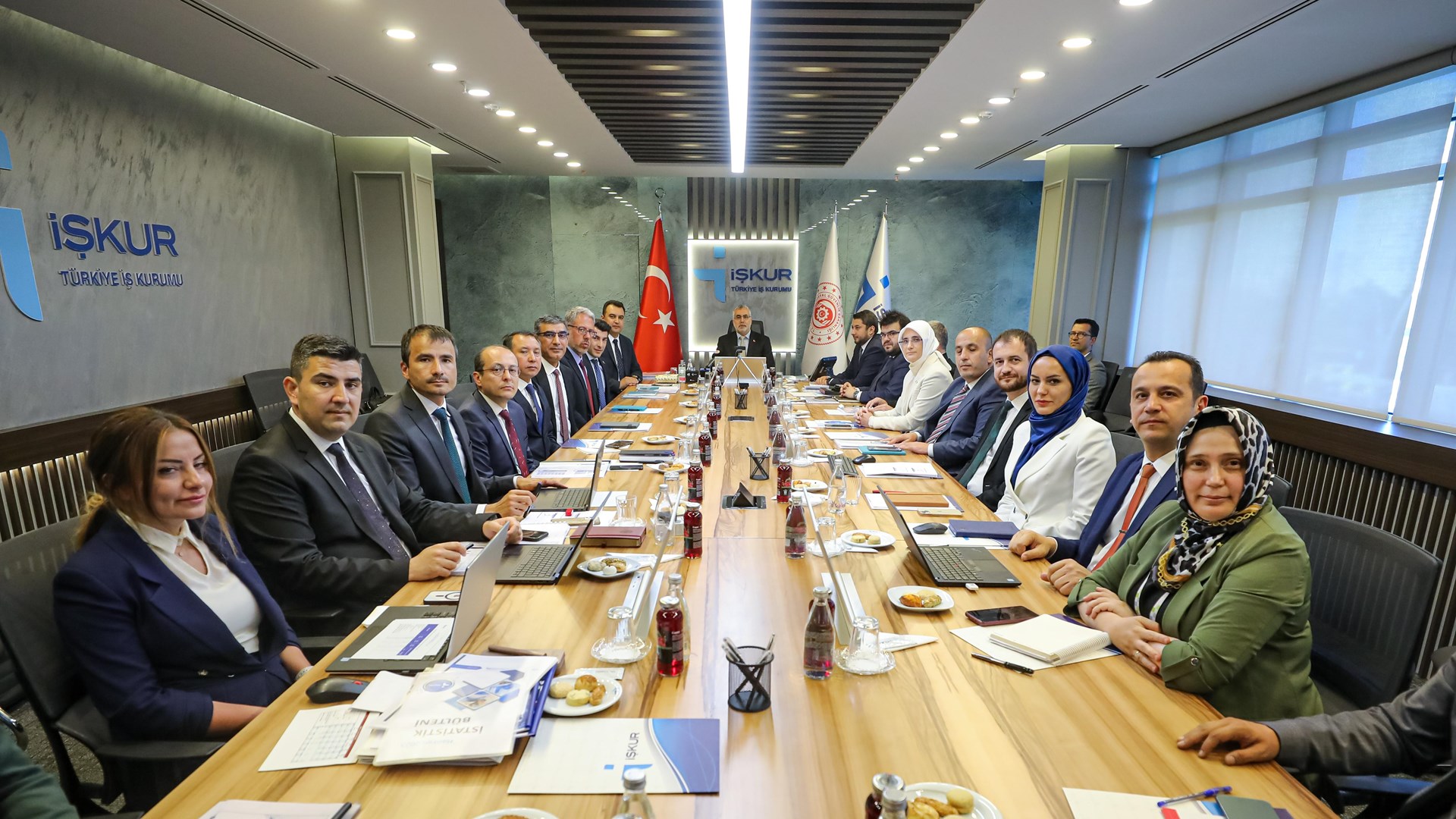 Çalışma ve Sosyal Güvenlik Bakanı Vedat Işıkhan, 81 ilin Türkiye İş Kurumu İl Müdürleri ve Sosyal Güvenlik Kurumu İl Müdürleri ile online olarak toplantı yaptı.