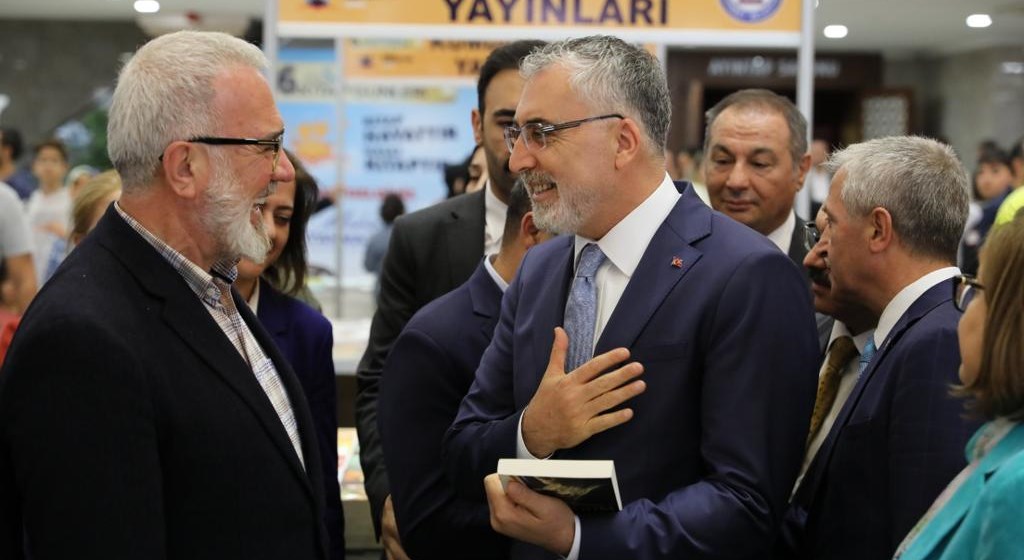 Çalışma ve Sosyal Güvenlik Bakanı Prof. Dr. Vedat Işıkhan, bir dizi ziyaretlerde bulunmak ve programlara katılmak üzere Gaziantep’e gitti. 