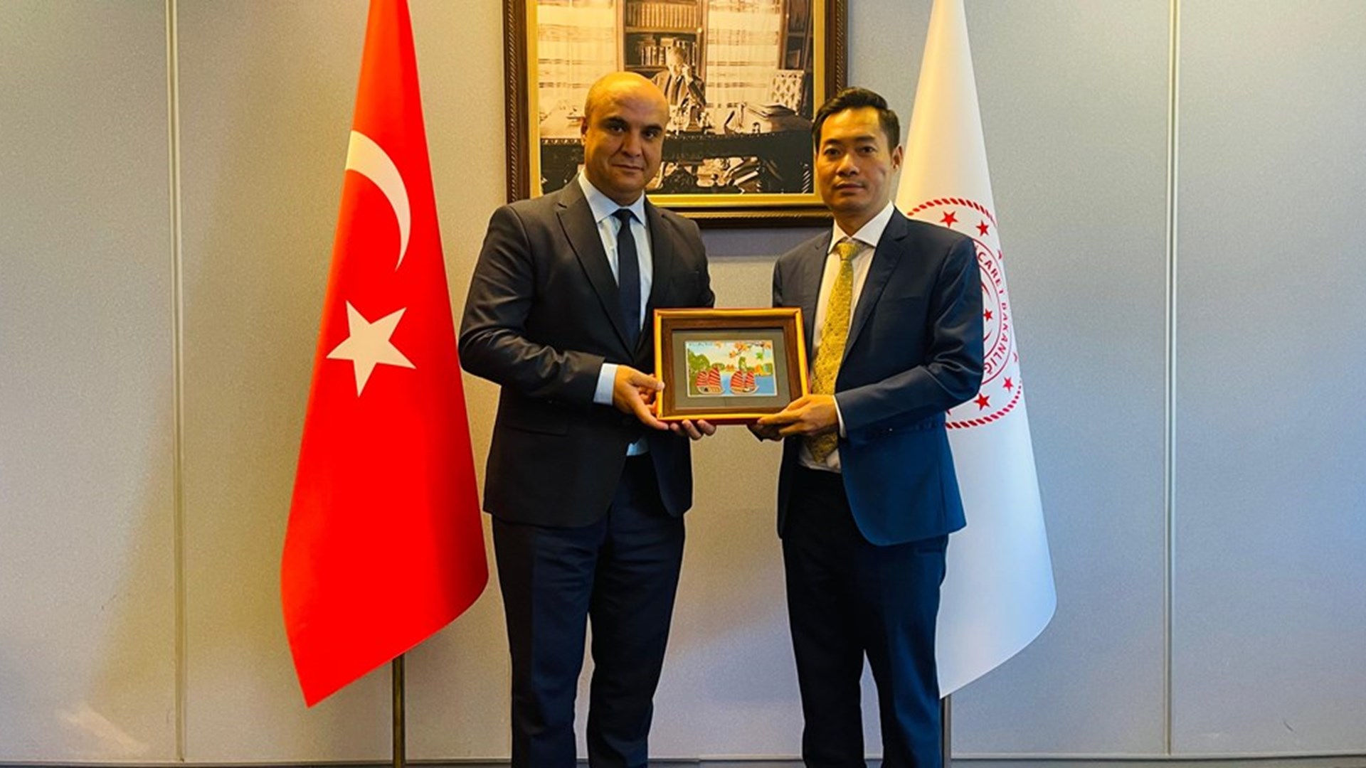 The delegation headed by Nguyen Phuc, Deputy Director General of Department of Asian-African Market of the Ministry of Industry and Trade of Vietnam, paid a working visit to our country on 20-22 May with a view to holding talks.