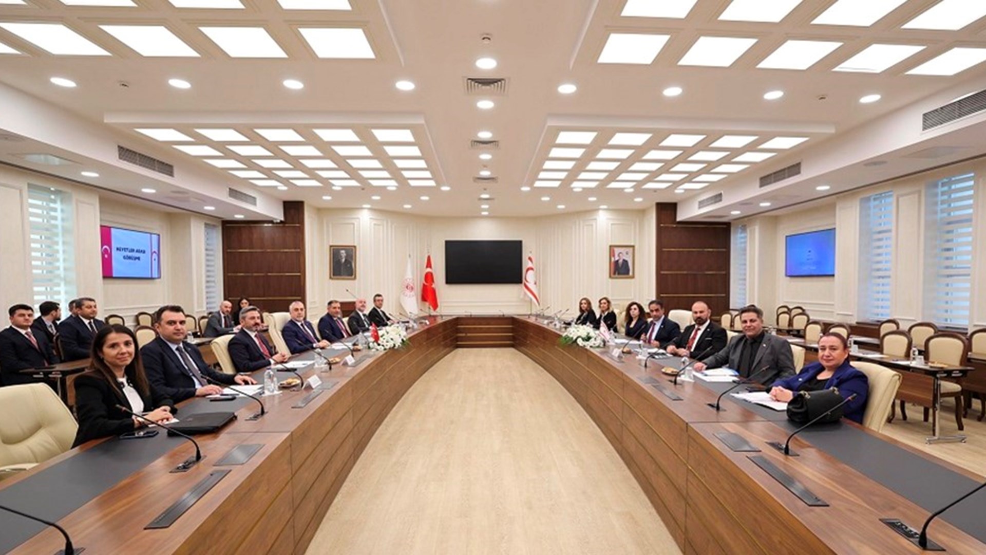 Çalışma ve Sosyal Güvenlik Bakanlığı tarafından düzenlenecek olan “Türk Devletlerinde Çalışma Hayatı ve Sosyal Koruma Uluslararası Konferansı” çerçevesinde Çalışma ve Sosyal Güvenlik Bakanı Prof. Dr. Vedat Işıkhan başkanlığında, Türk Devletlerinde Çalışma Hayatı ve Sosyal Koruma Üst Düzey İstişare Toplantısı düzenlendi.