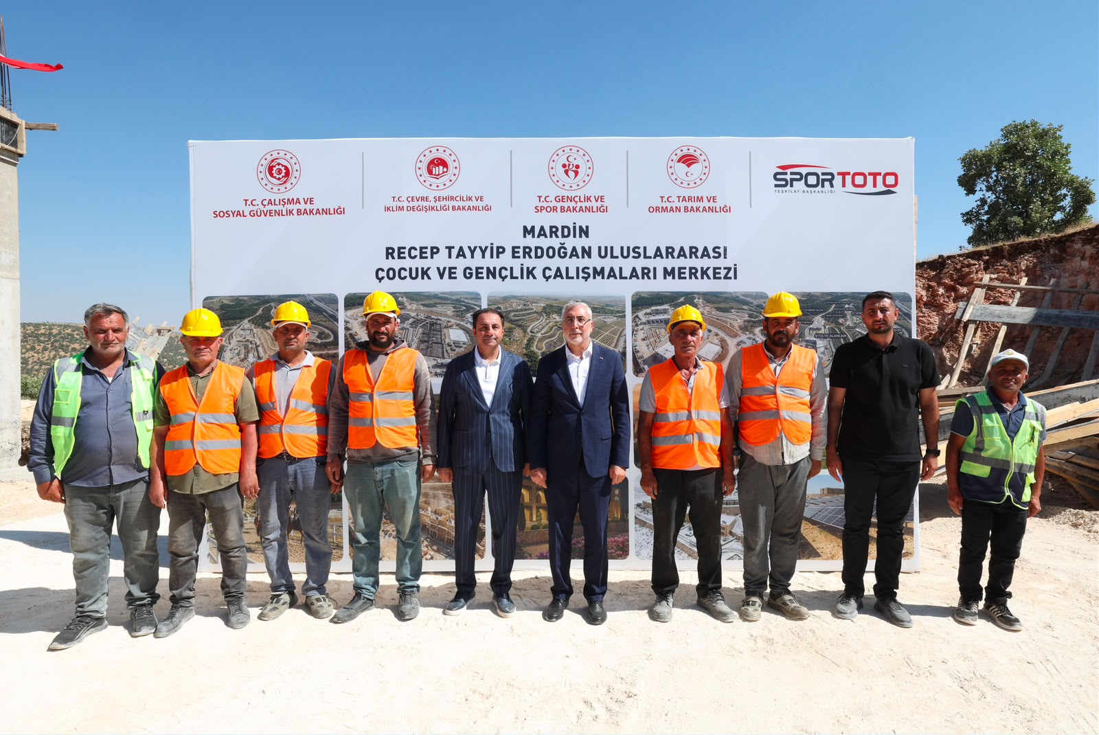 Çalışma ve Sosyal Güvenlik Bakanı Prof. Dr. Vedat Işıkhan, Mardin’de Recep Tayyip Erdoğan Uluslararası Çocuk ve Gençlik Çalışmaları Merkezi Projesi alanında incelemelerde bulundu.
