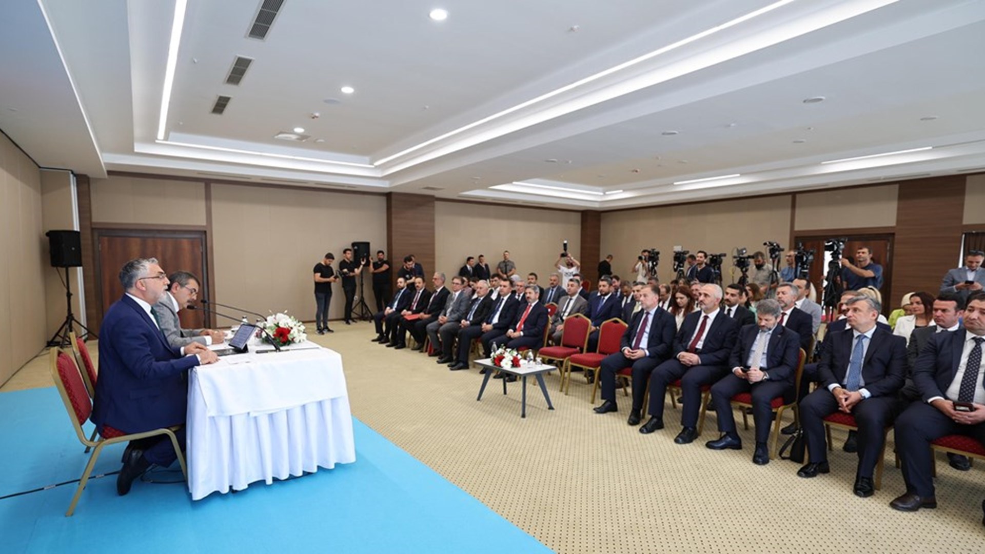 Çalışma ve Sosyal Güvenlik Bakanı Prof. Dr. Vedat Işıkhan ile Milli Eğitim Bakanı Yusuf Tekin, Gölbaşı Mogan Mesleki ve Teknik Anadolu Lisesi’nde düzenlenen “Mesleki ve Teknik Anadolu Lisesi Mezunlarına Sağlanan Teşvikler ve Öğrencilere Yönelik Devlet Katkıları” temalı iş birliği protokolü imza törenine katıldı.