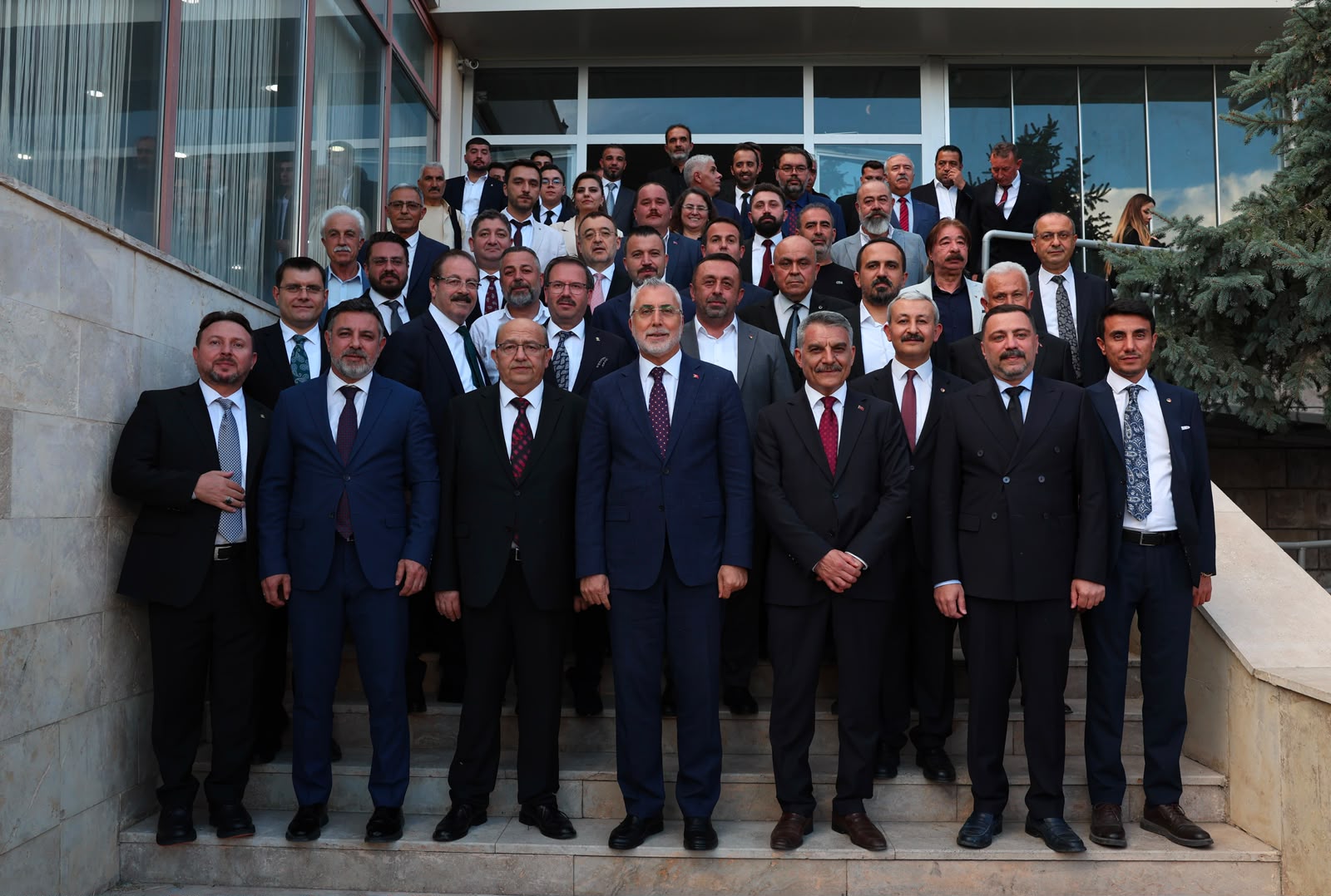 Çalışma ve Sosyal Güvenlik Bakanı Prof. Dr. Vedat Işıkhan, çeşitli ziyaretlerde bulunmak ve programlara katılmak üzere Yozgat’a gitti.
