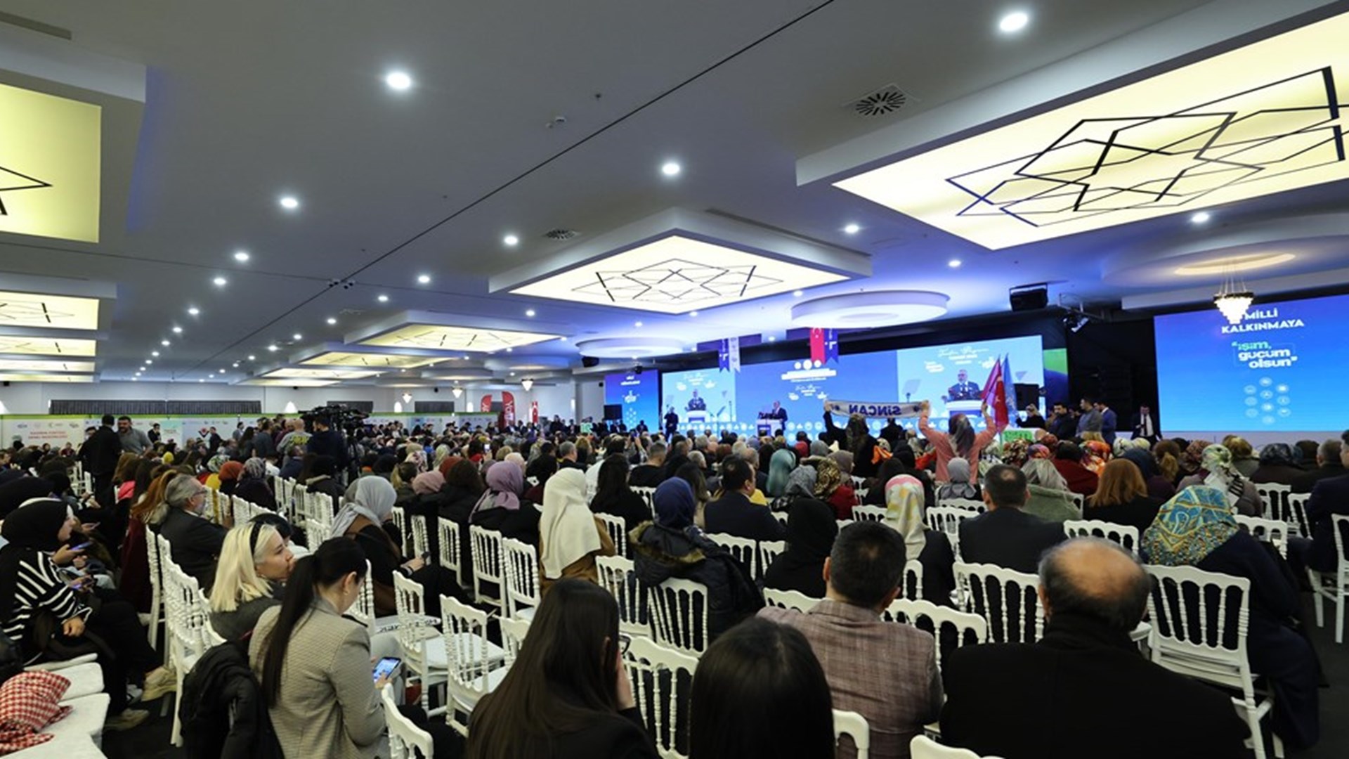 Çalışma ve Sosyal Güvenlik Bakanı Prof. Dr. Vedat Işıkhan, Ankara’da düzenlenen Milli Müdafaadan Milli Kalkınmaya Türkiye Yüzyılı’nın Kadınları “Kadın İstihdam Sistemi İş-Pozitif” Tanıtım Programı ve İstihdam Fuarı’na katıldı.