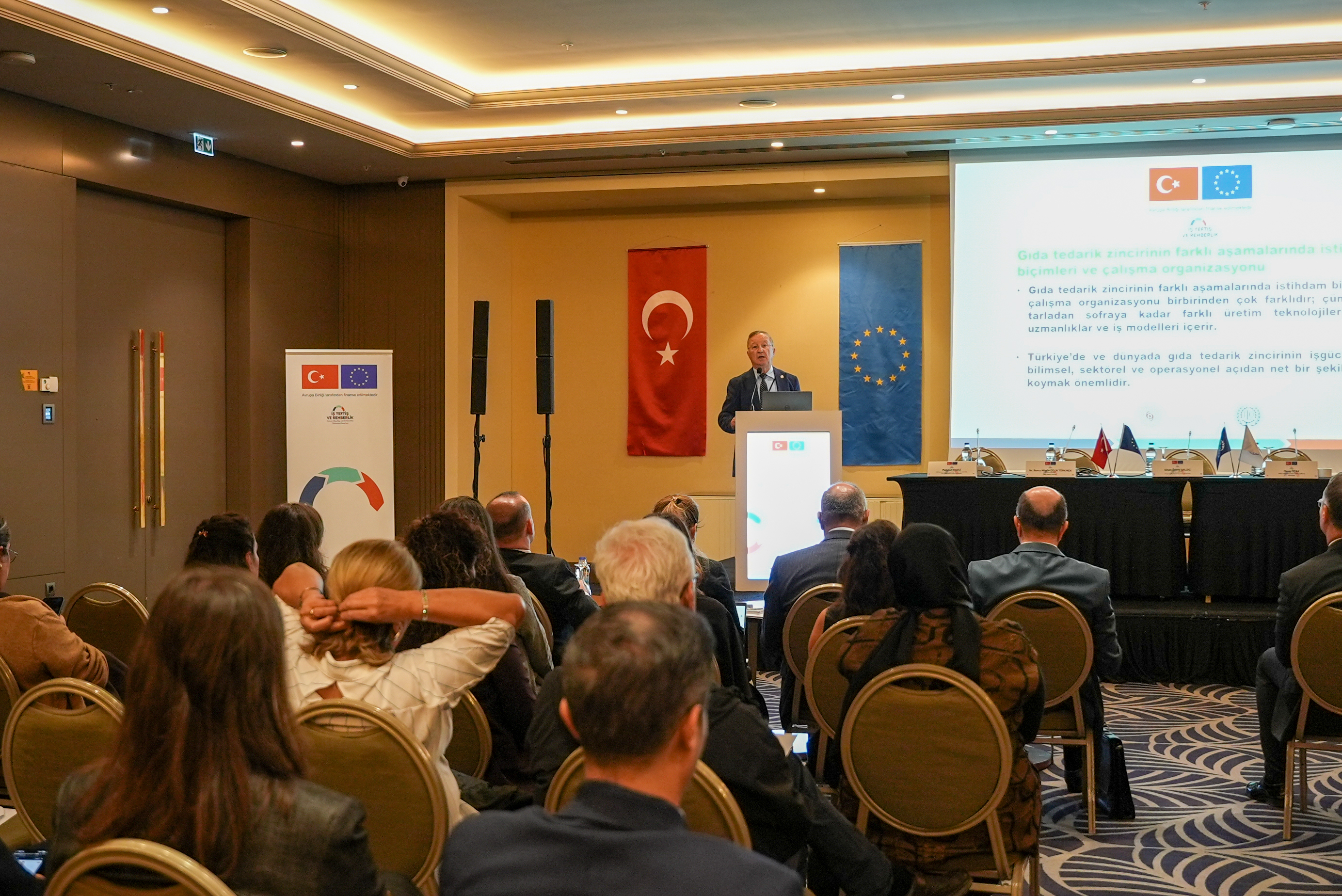 İş Teftiş Rehberlik ve Sosyal Diyalog Yoluyla İşyeri Uyumunun Güçlendirilmesi Projesi kapsamında düzenlenen “Gıda Sektöründe İnsana Yakışır İşler: Sektörel Değerlendirme Toplantısı”, 24 Eylül 2026 tarihinde İstanbul’da gerçekleştirildi.