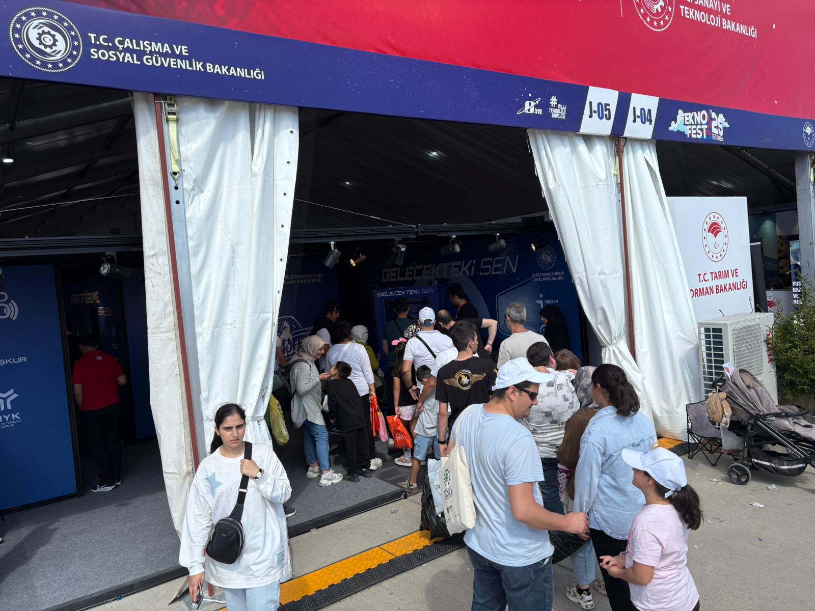 Çalışma ve Sosyal Güvenlik Bakanlığı 17-21 Eylül tarihleri arasında İstanbul’da düzenlenen dünyanın en büyük havacılık, uzay ve teknoloji festivali TEKNOFEST 2025’te yer aldı.