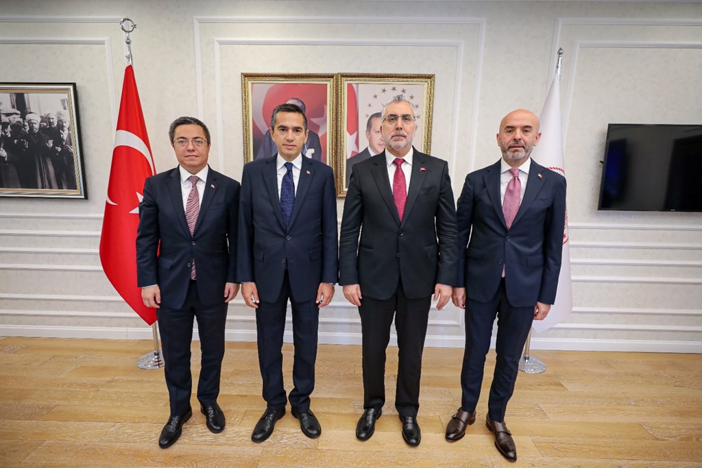 Çalışma ve Sosyal Güvenlik Bakanı Vedat Işıkhan, Türkiye İşveren Sendikaları Konfederasyonu (TİSK) Yönetim Kurulu Başkanı Özgür Burak Akkol ve beraberindeki heyet ile bir araya geldi.
