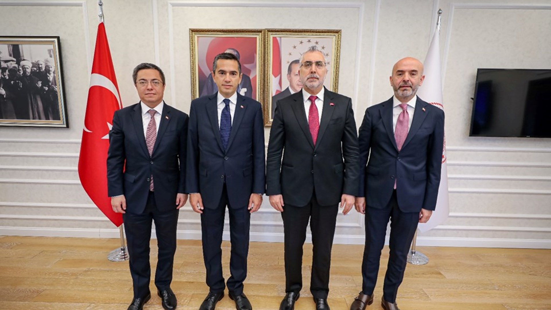 Çalışma ve Sosyal Güvenlik Bakanı Vedat Işıkhan, Türkiye İşveren Sendikaları Konfederasyonu (TİSK) Yönetim Kurulu Başkanı Özgür Burak Akkol ve beraberindeki heyet ile bir araya geldi.