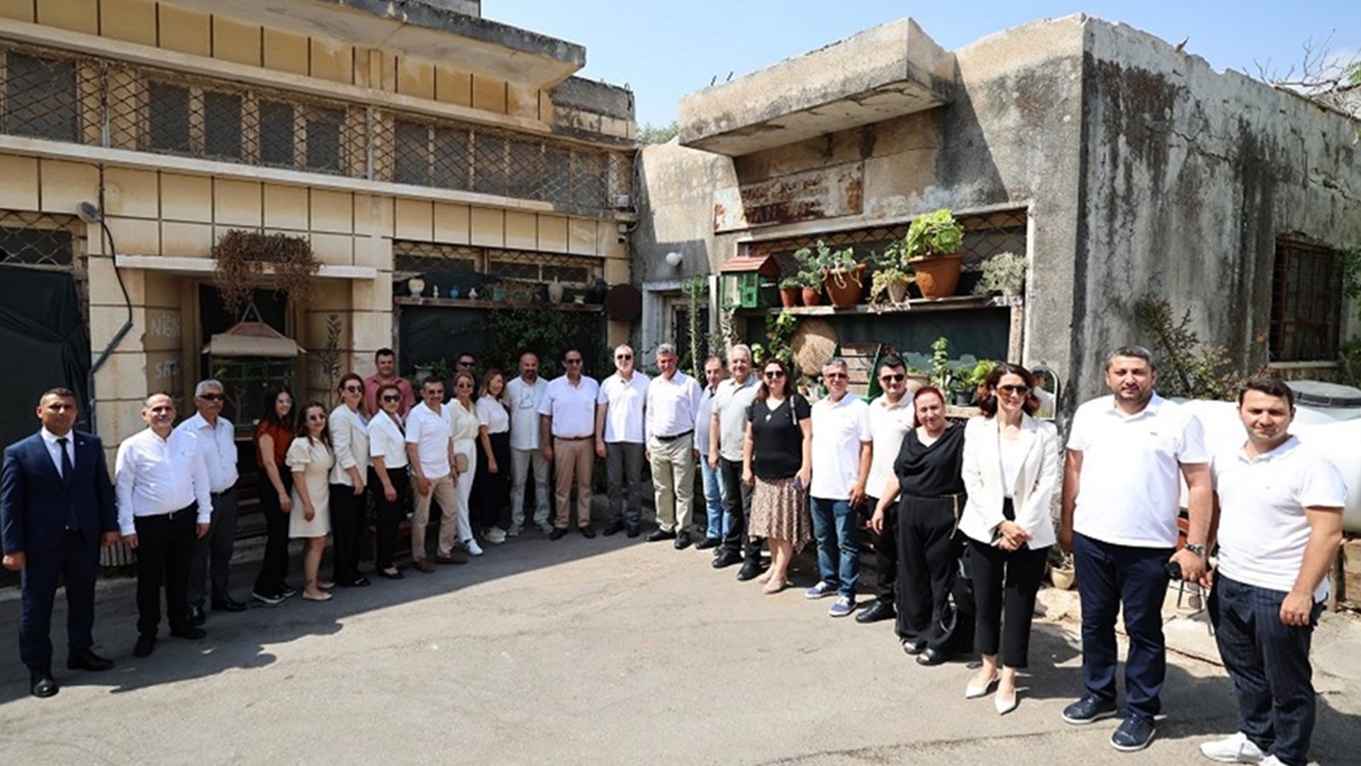 Çalışma ve Sosyal Güvenlik Bakanı Prof. Dr. Vedat Işıkhan, programlara katılmak ve çeşitli temaslarda bulunmak üzere gittiği Kuzey Kıbrıs Türk Cumhuriyeti’nde Kapalı Maraş’ı ziyaret etti.