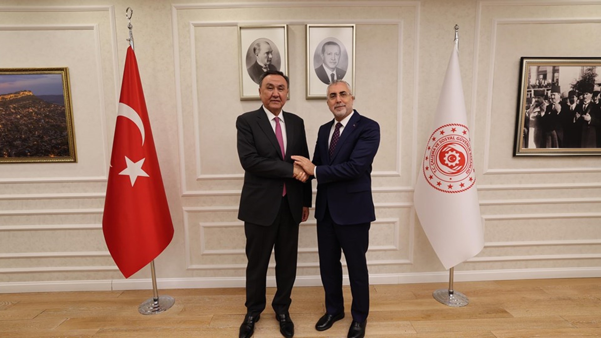 Çalışma ve Sosyal Güvenlik Bakanlığı tarafından düzenlenecek olan “Türk Devletlerinde Çalışma Hayatı ve Sosyal Koruma Uluslararası Konferansı” çerçevesinde Çalışma ve Sosyal Güvenlik Bakanı Prof. Dr. Vedat Işıkhan başkanlığında, Türk Devletlerinde Çalışma Hayatı ve Sosyal Koruma Üst Düzey İstişare Toplantısı düzenlendi.