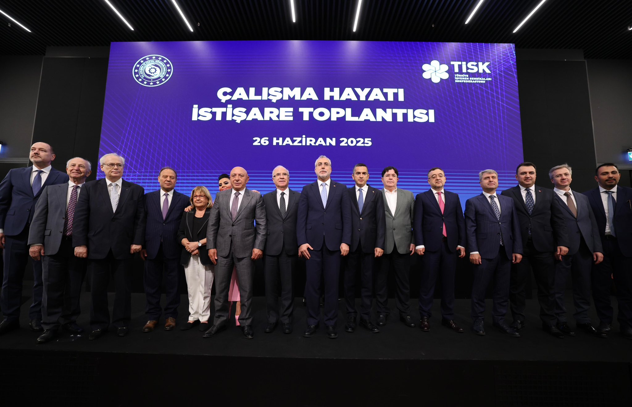 Bakanlığımız ile Türkiye İşveren Sendikaları Konfederasyonu işbirliğinde düzenlenen “Çalışma Hayatı İstişare Toplantısı” Bakanımız Sayın Prof. Dr. Vedat Işıkhan’ın teşrifleriyle 26 Haziran 2025 tarihinde MESS Teknoloji Merkezi’nde gerçekleştirildi.