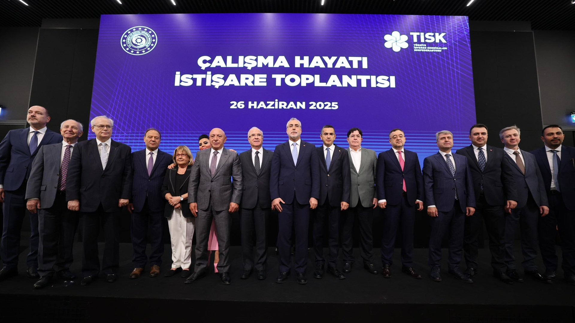 Bakanlığımız ile Türkiye İşveren Sendikaları Konfederasyonu işbirliğinde düzenlenen “Çalışma Hayatı İstişare Toplantısı” Bakanımız Sayın Prof. Dr. Vedat Işıkhan’ın teşrifleriyle 26 Haziran 2025 tarihinde MESS Teknoloji Merkezi’nde gerçekleştirildi.