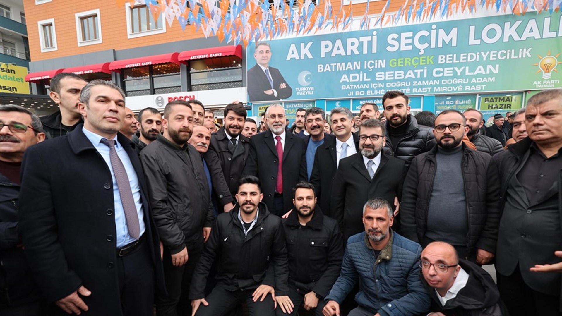Çalışma ve Sosyal Güvenlik Bakanı Prof. Dr. Vedat Işıkhan, çeşitli temaslarda bulunmak ve programlara katılmak üzere Batman’a gitti.