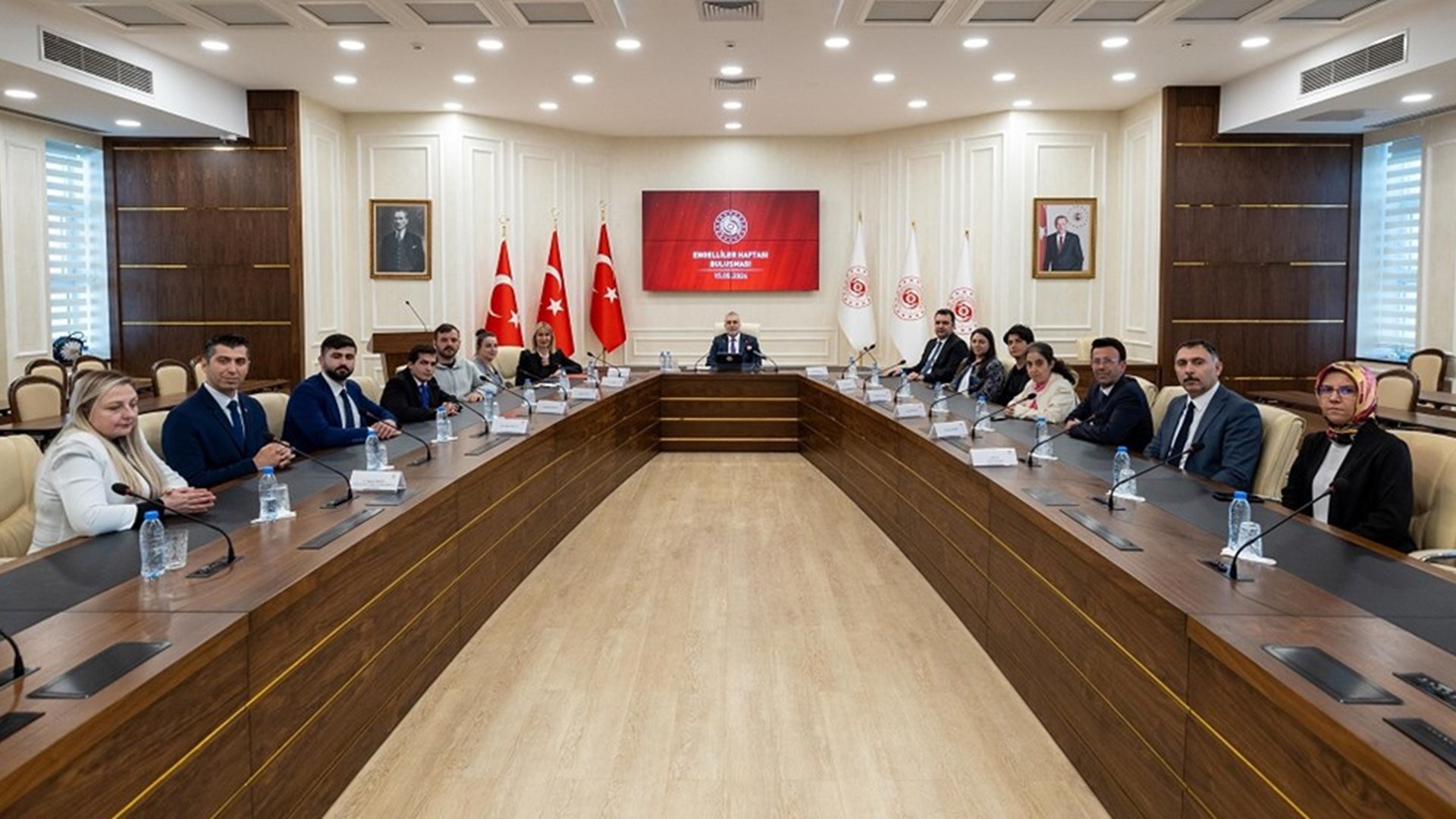 Çalışma ve Sosyal Güvenlik Bakanı Prof. Dr. Vedat Işıkhan, Çalışma ve Sosyal Güvenlik Bakanlığı Reşat Moralı Toplantı Salonu’nda SERÇEV (Serebral Palsili Çocuklar Derneği) ve İŞKUR’dan yararlanan engelli bireylerle bir araya geldi.