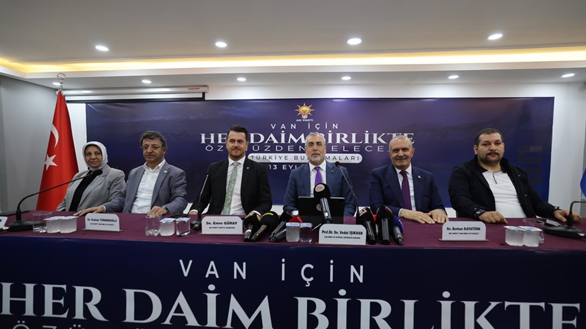 Çalışma ve Sosyal Güvenlik Bakanı Prof. Dr. Vedat Işıkhan, çeşitli ziyaretlerde bulunmak ve programlara katılmak üzere Van’a gitti.