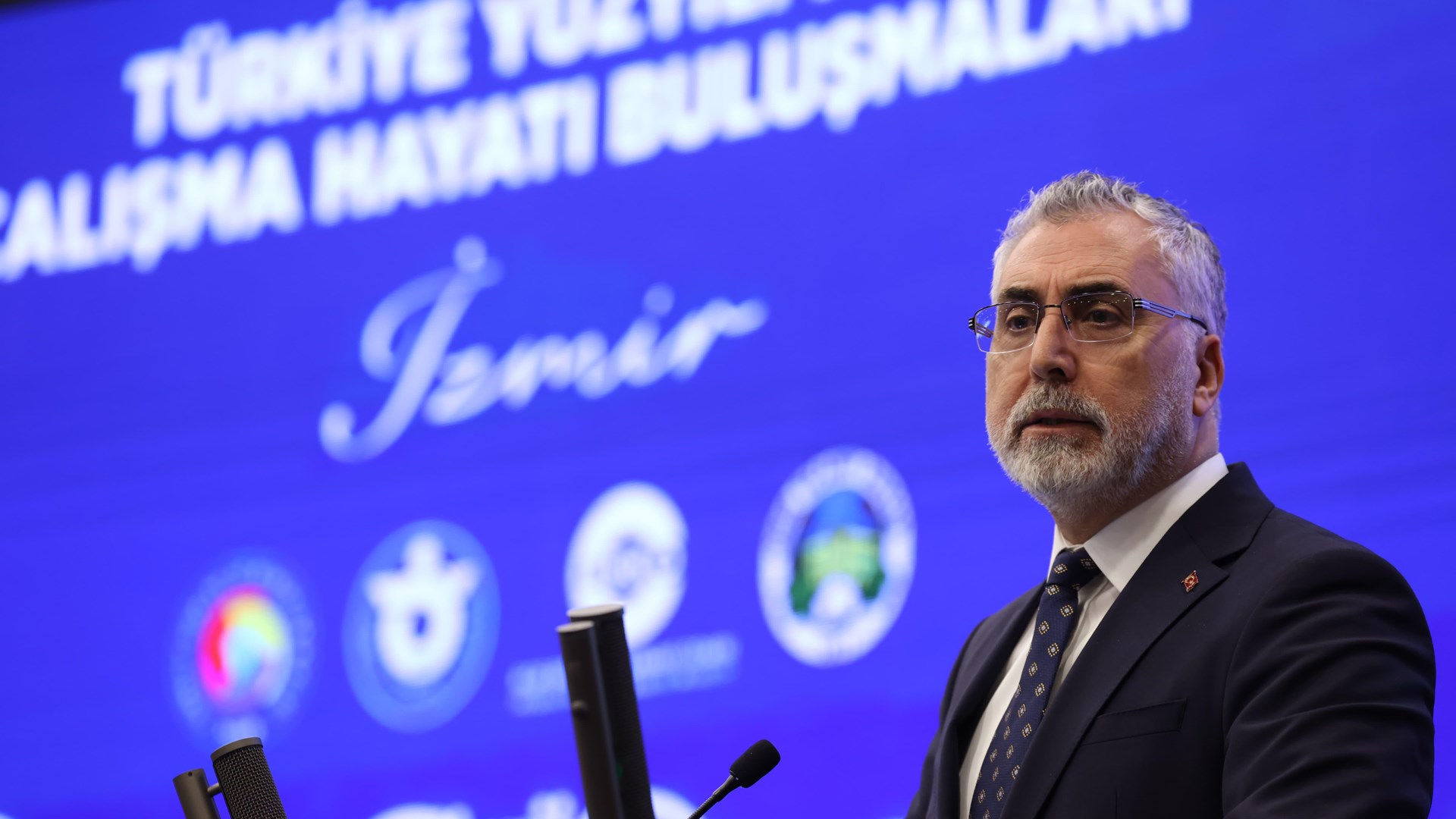 Çalışma ve Sosyal Güvenlik Bakanı Prof. Dr. Vedat Işıkhan, programlara katılmak ve çeşitlik temaslarda bulunmak üzere İzmir’e gitti.