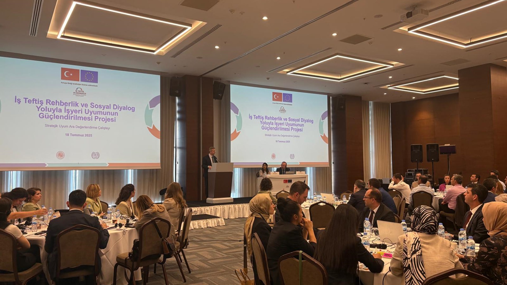 İş Teftiş Rehberlik ve Sosyal Diyalog Yoluyla İşyeri Uyumunun Güçlendirilmesi Projesi kapsamında, 18 Temmuz 2025 tarihinde Ankara’da ara değerlendirme çalıştayı gerçekleştirildi.