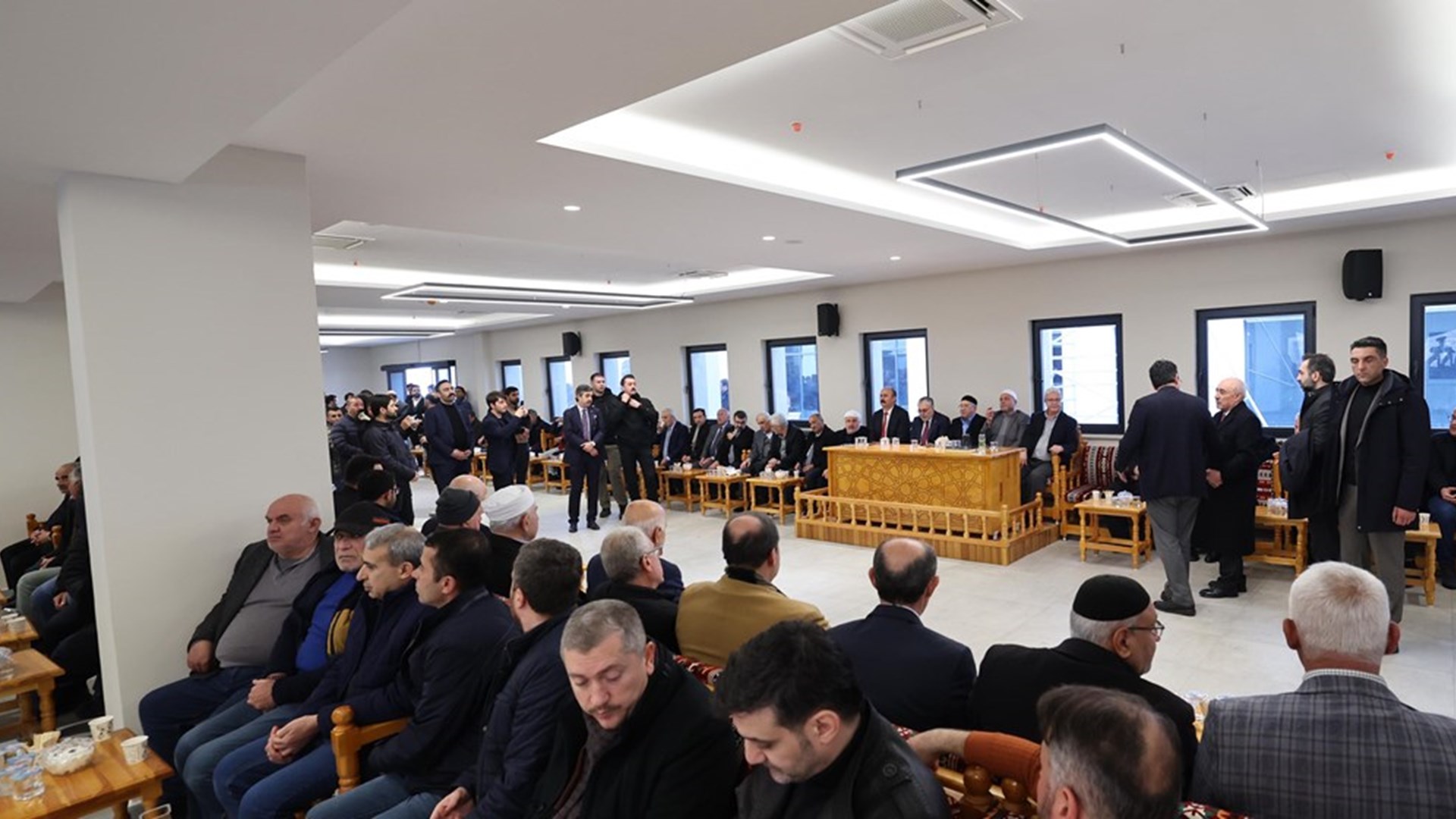 Çalışma ve Sosyal Güvenlik Bakanı Prof. Dr. Vedat Işıkhan, çeşitli temaslarda bulunmak ve programlara katılmak üzere Batman’a gitti.