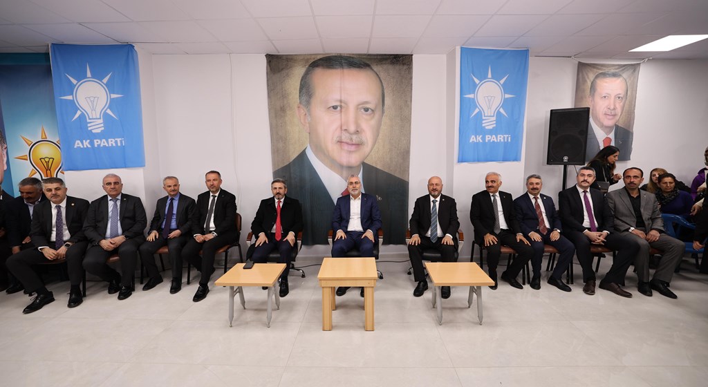 Çalışma ve Sosyal Güvenlik Bakanı Prof. Dr. Vedat Işıkhan, çeşitli temaslarda bulunmak ve programlara katılmak üzere Adıyaman’a gitti.