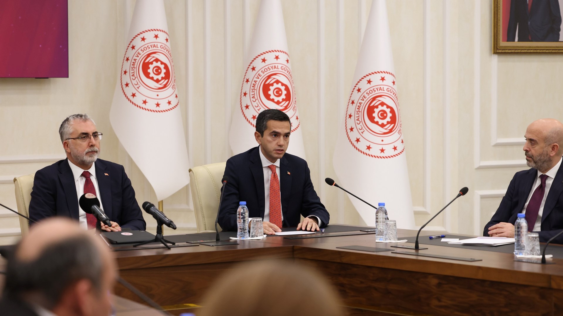 Asgari Ücret Tespit Komisyonu’nun 2024 yılı için yeni asgari ücret rakamının belirlenmesi amacıyla yürüttükleri çalışmaların ardından Ocak ayından itibaren geçerli olacak yeni asgari ücret tutarı Çalışma ve Sosyal Güvenlik Bakanı Prof. Dr. Vedat Işıkhan tarafından Çalışma ve Sosyal Güvenlik Bakanlığı Reşat Moralı Toplantı Salonu’nda düzenlenen toplantıda bir önceki döneme göre yüzde 49 oranında yapılan zam ile 17 bin 2 TL olarak açıklandı.