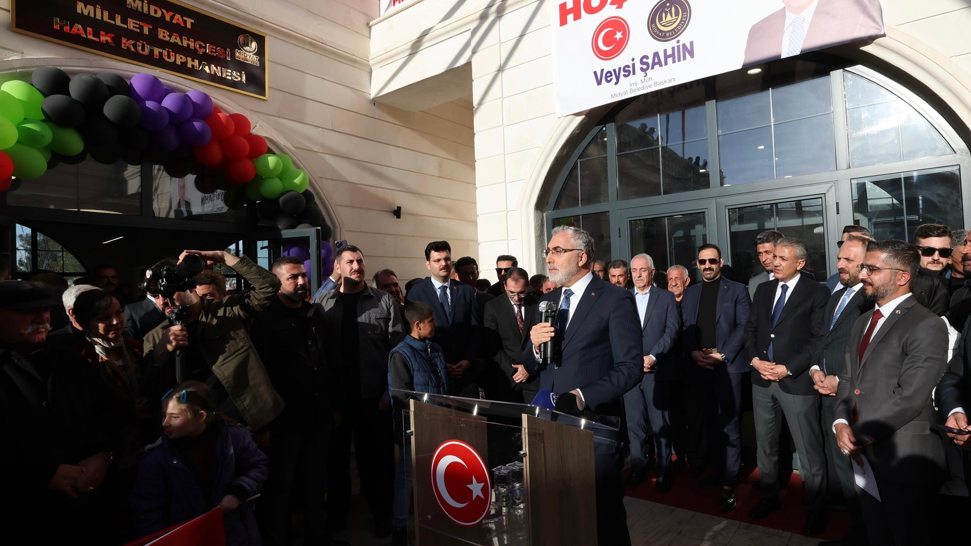 Çalışma ve Sosyal Güvenlik Bakanı Prof. Dr. Vedat Işıkhan, çeşitli temaslarda bulunmak ve “Türkiye Yüzyılı’nda Çalışma Hayatı Buluşmaları” Programına katılmak üzere Mardin’e gitti.