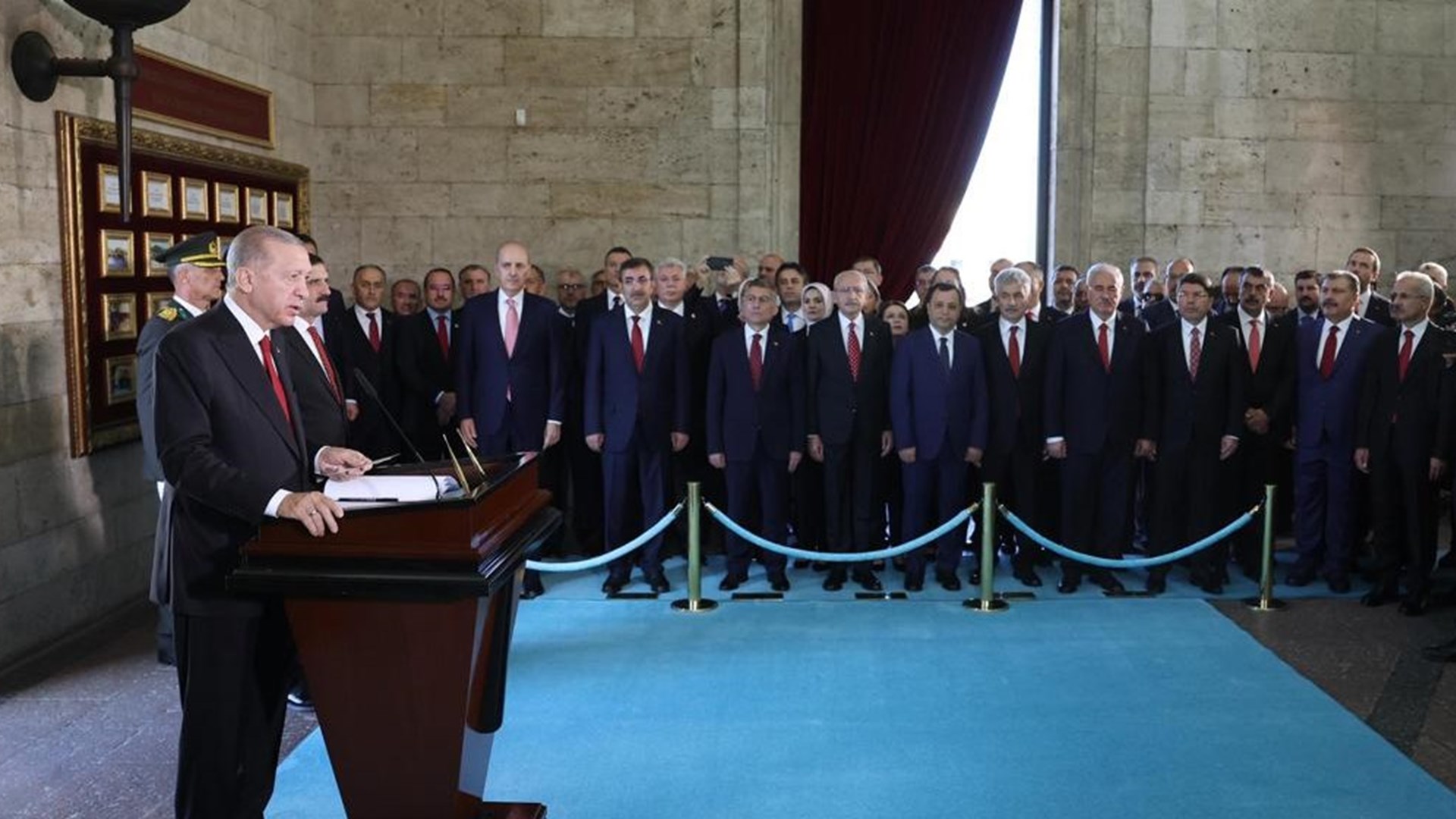 Çalışma ve Sosyal Güvenlik Bakanı Prof. Dr. Vedat Işıkhan, Cumhurbaşkanı Recep Tayyip Erdoğan ve devlet erkanı ile beraber, 29 Ekim Cumhuriyet Bayramı'nın 100.yıl dönümü kapsamında Anıtkabir'i ziyaret etti.