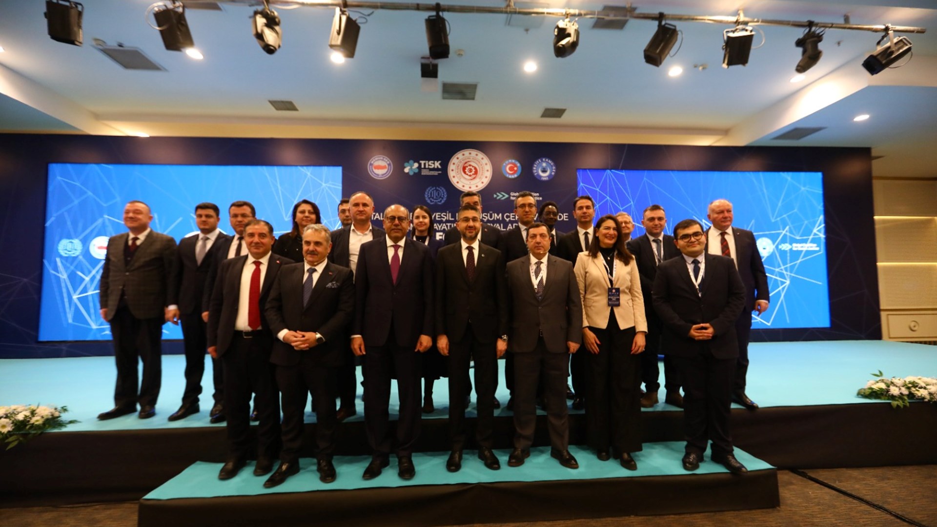 20 Şubat Dünya Sosyal Adalet Günü vesilesiyle, Bakanlığımızın öncülüğünde ve Küresel Sosyal Adalet Koalisyonu kapsamında düzenlenen “Dijitalleşme ve Yeşil Dönüşüm Çerçevesinde Sosyal Adalet Forumu” geniş katılımla gerçekleştirildi. Forum, Türkiye İşveren Sendikaları Konfederasyonu (TİSK), Türkiye İşçi Sendikaları Konfederasyonu (TÜRK-İŞ), Memur Sendikaları Konfederasyonu (MEMUR-SEN) ve Türkiye Kamu Çalışanları Sendikaları Konfederasyonu (KAMU-SEN) işbirliğiyle düzenlendi.