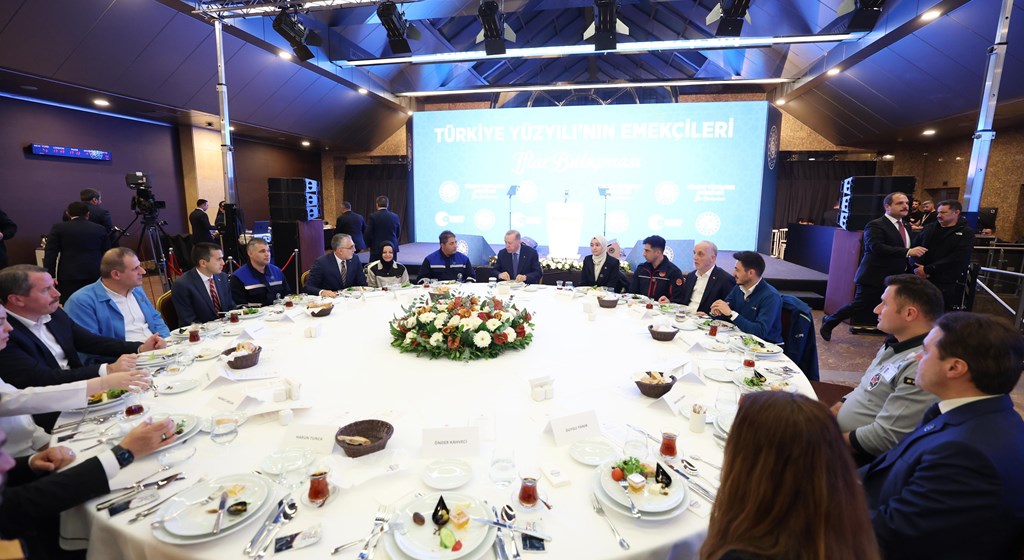 Çalışma ve Sosyal Güvenlik Bakanı Prof. Dr. Vedat Işıkhan, Cumhurbaşkanı Recep Tayyip Erdoğan’ın teşrifleriyle İstanbul Haliç Kongre Merkezi’nde düzenlenen “Türkiye Yüzyılı’nın Emekçileri İftar Buluşması” Programında işçi ve işverenlerle bir araya geldi.
