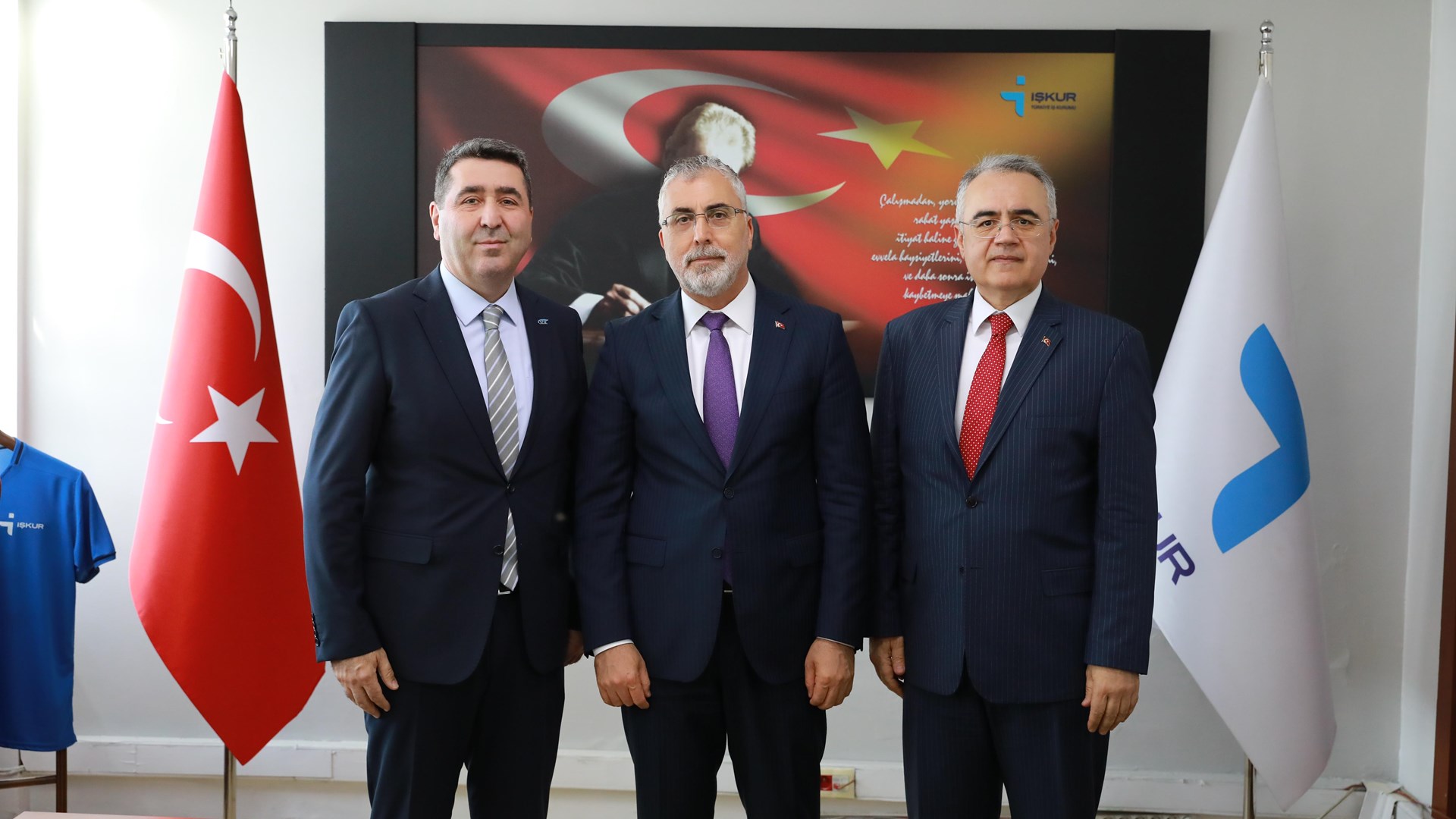 Çalışma ve Sosyal Güvenlik Bakanı Prof. Dr. Vedat Işıkhan, “Şehir Buluşmaları” kapsamında ziyaretlerde bulunmak ve programlara katılmak üzere Zonguldak’a gitti.