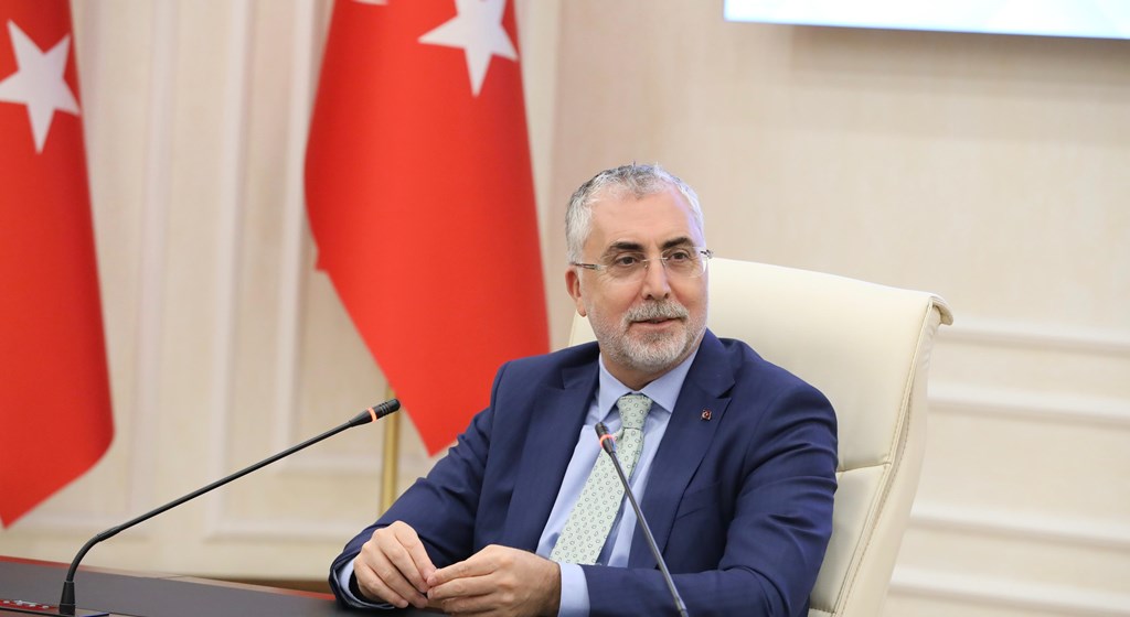 Çalışma ve Sosyal Güvenlik Bakanı Prof. Dr. Vedat Işıkhan, Çalışma ve Sosyal Güvenlik Bakanlığı Reşat Moralı Toplantı Salonu’nda düzenlenen “İş Müfettişi Yardımcıları Rozet Takma Töreni” ne katıldı.