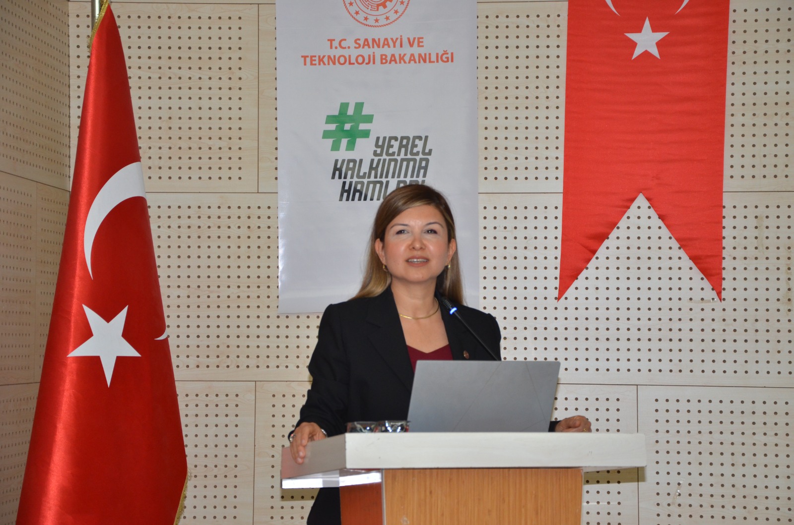 Başkanlığımız koordinasyonunda, Başkanlığımızca benimsenen çalışma hayatında rehberlik temelli, önleyici ve çözüm odaklı teftiş anlayışının gereği, paydaşlarla diyalog ve işbirliği anlayışının güçlendirilmesi ile mevzuata uyum süreçlerinde işverenlerin bilgilendirilmesi amacıyla 4 Haziran 2026 tarihinde bilgilendirme toplantısı düzenlendi. İş sağlığı ve güvenliği ile işin yürütümü teftişlerini merkezine alan programda, rehberlik faaliyetlerinin çalışma barışına sağladığı katkılar vurgulandı.