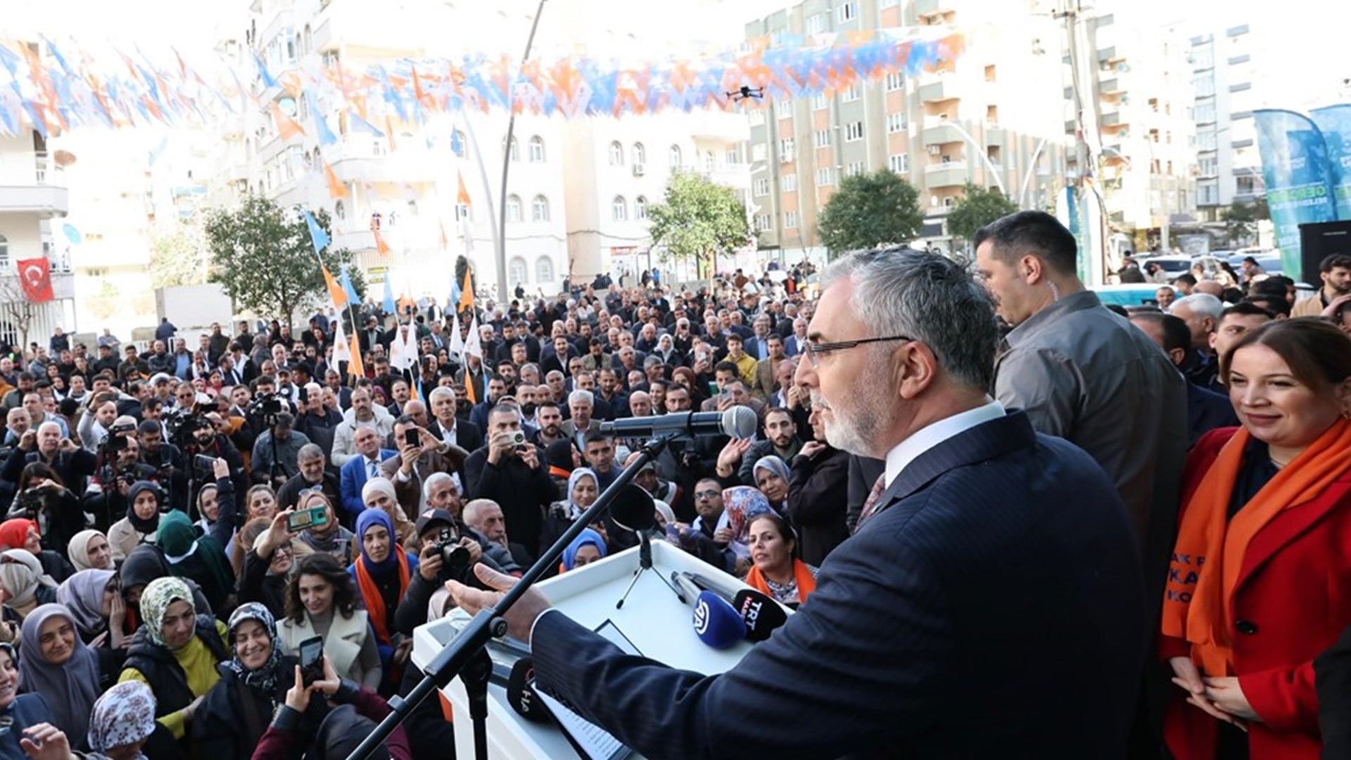 Çalışma ve Sosyal Güvenlik Bakanı Prof. Dr. Vedat Işıkhan, programlara katılmak ve çeşitli ziyaretlerde bulunmak üzere Mardin’e gitti.