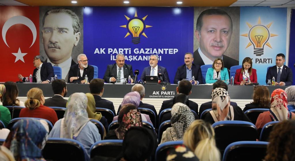 Çalışma ve Sosyal Güvenlik Bakanı Prof. Dr. Vedat Işıkhan, bir dizi ziyaretlerde bulunmak ve programlara katılmak üzere Gaziantep’e gitti. 