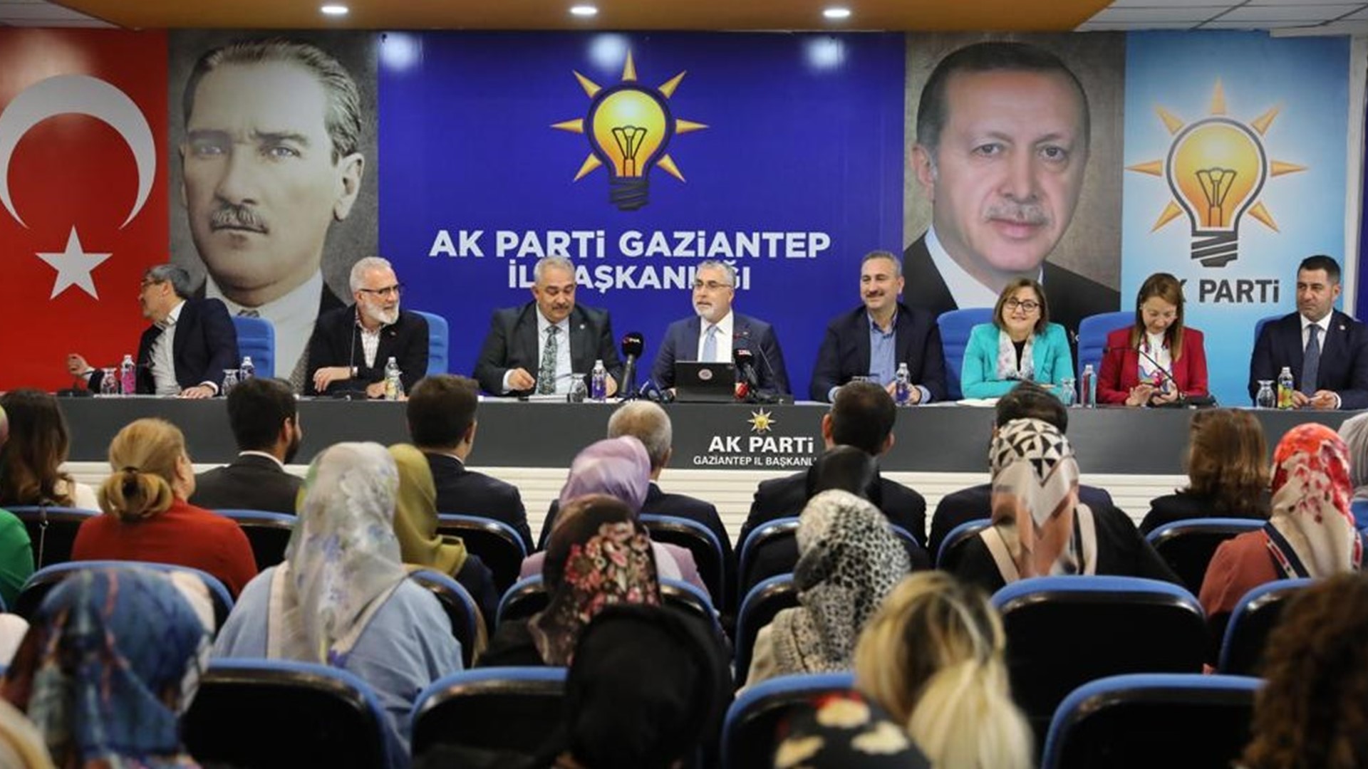 Çalışma ve Sosyal Güvenlik Bakanı Prof. Dr. Vedat Işıkhan, bir dizi ziyaretlerde bulunmak ve programlara katılmak üzere Gaziantep’e gitti.